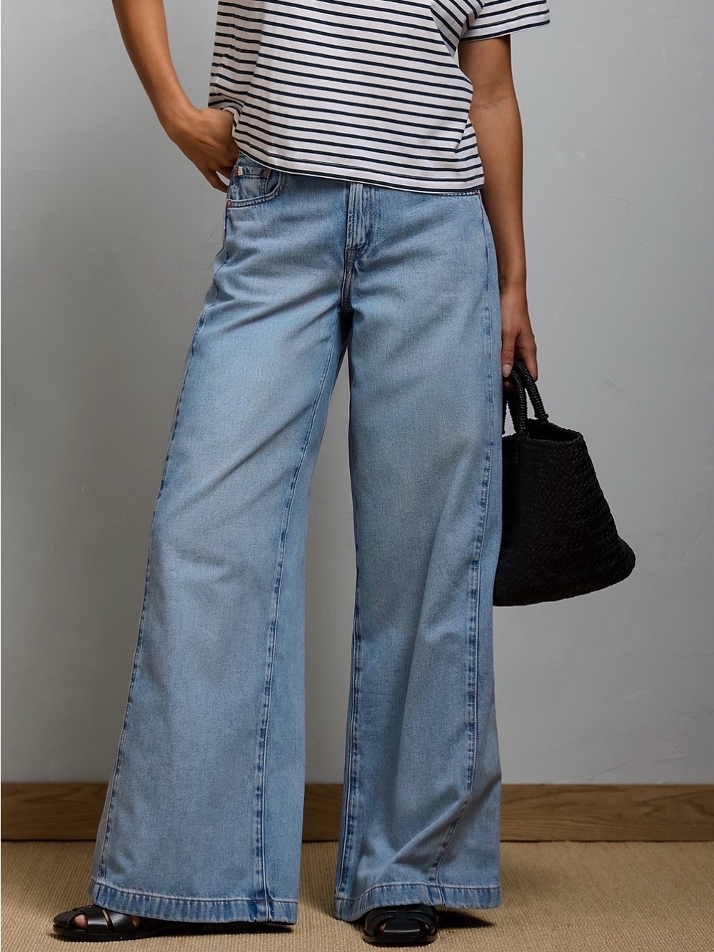 American Eagle Outfitters AE 77 Premium Super Wide-Leg Light Wash Jeans Size 31
